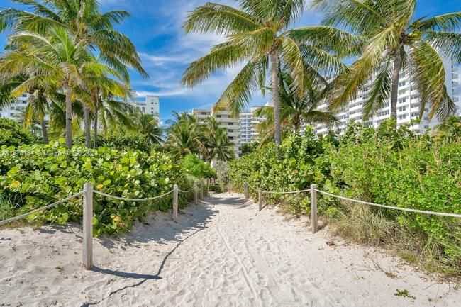 1621 Collins Ave 403-1