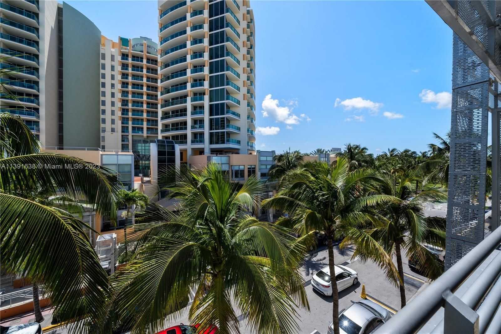 1437 Collins Ave 311-1