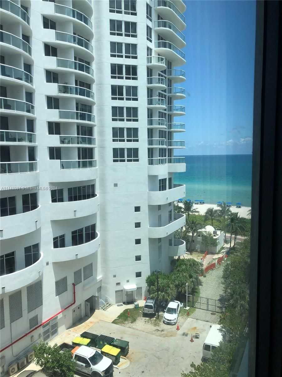 6345 Collins Ave 826-1