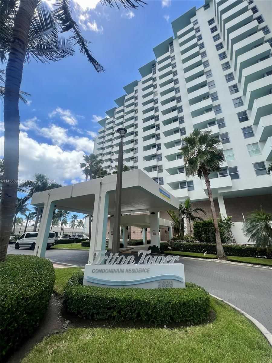 2899 Collins Ave 1212-1
