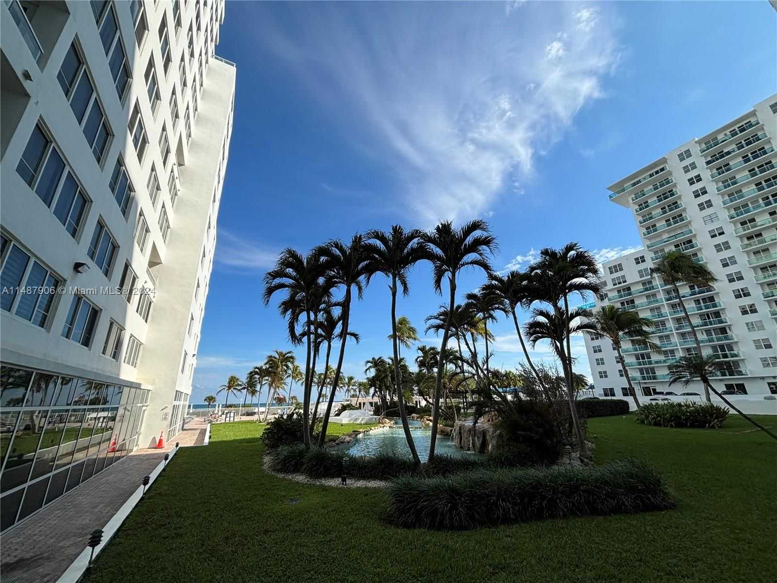 5005 Collins Ave 825-1