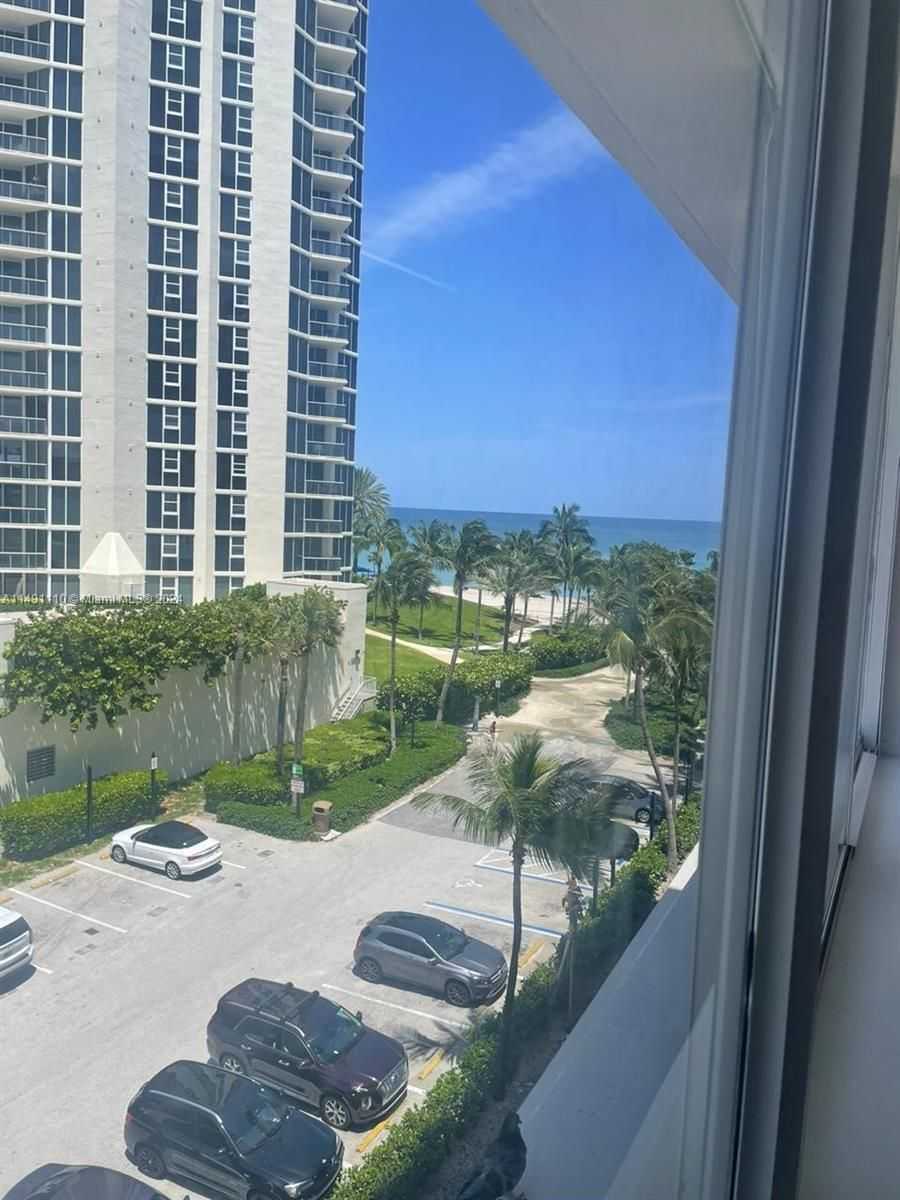 19201 Collins Ave 330-1
