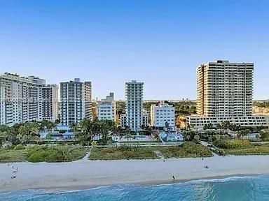 2457 Collins Ave 408-1