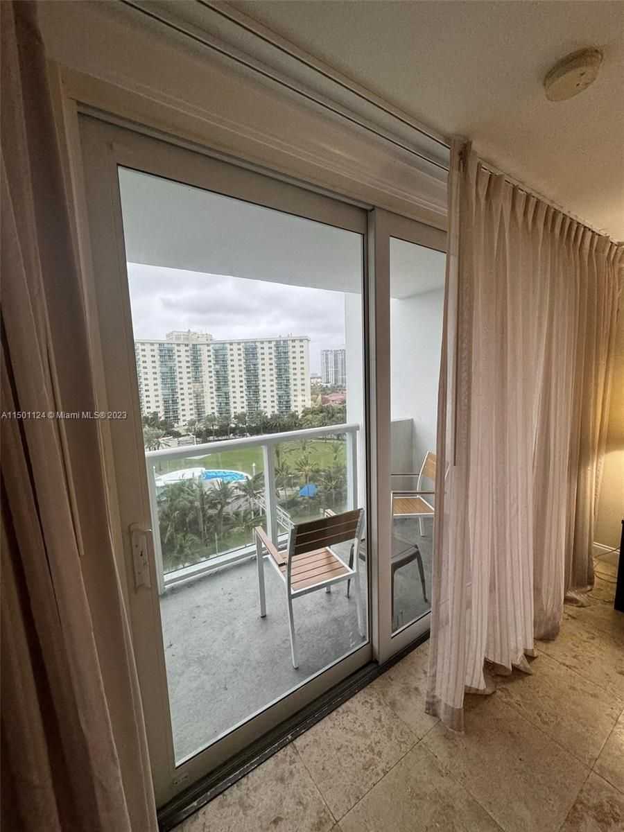 19201 Collins Ave 831-1