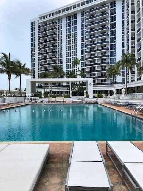 10275 Collins Ave 423-1
