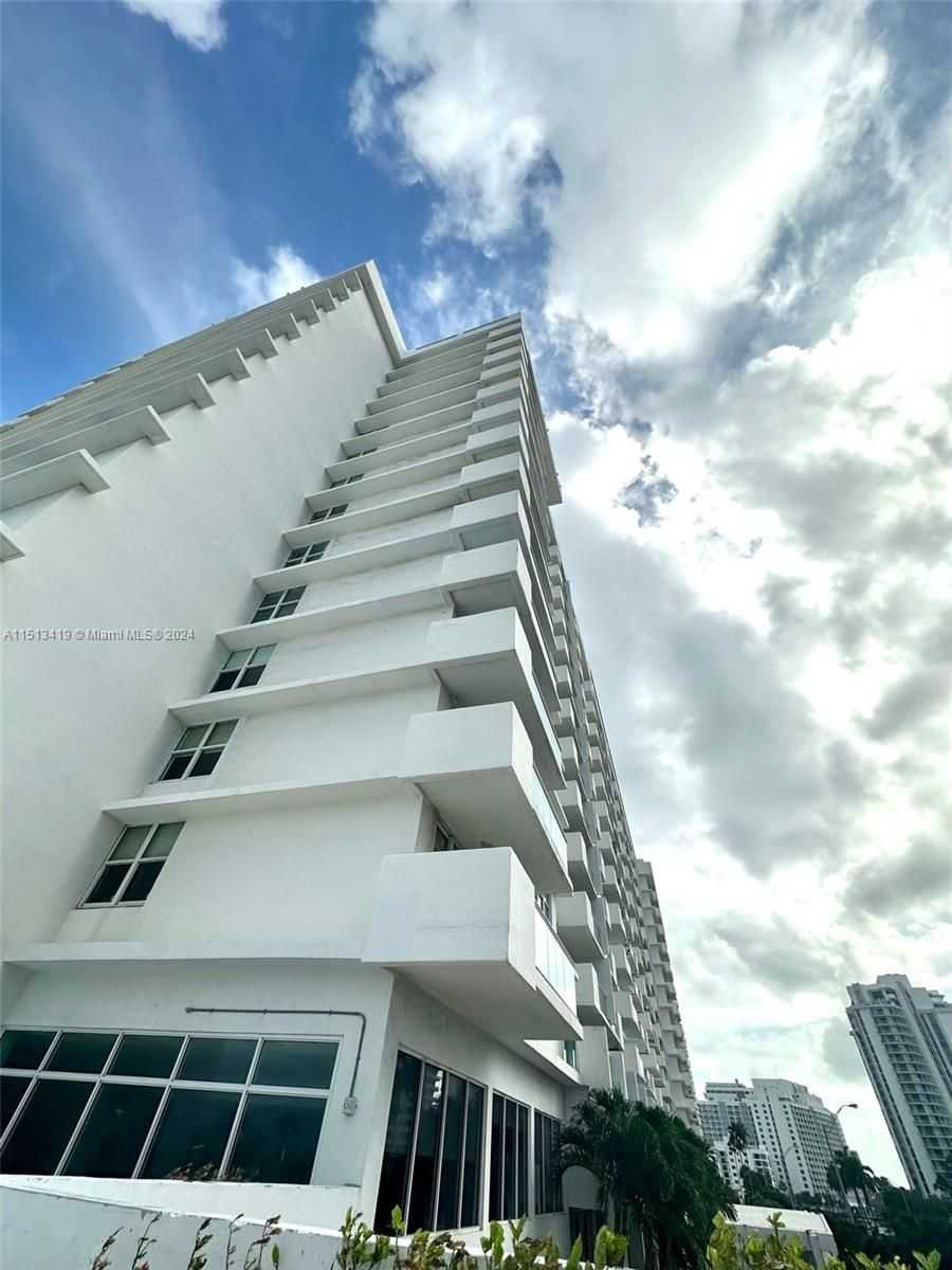 5601 Collins Ave 911-1