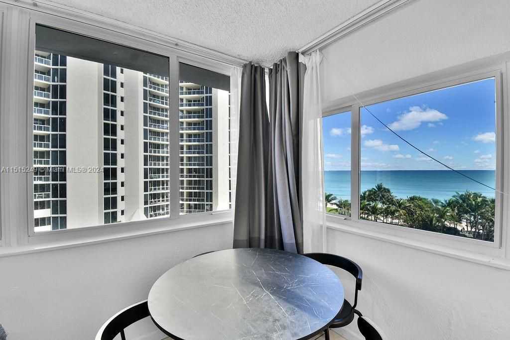 19201 Collins Ave 526-1
