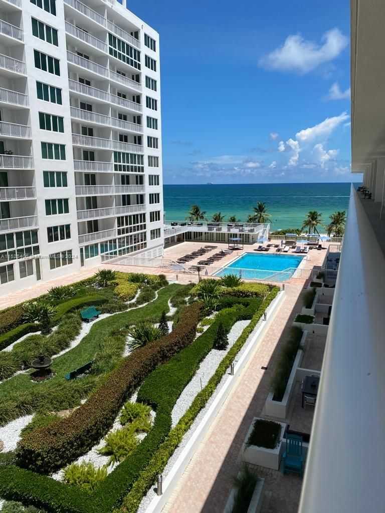 5401 Collins Ave 339-1