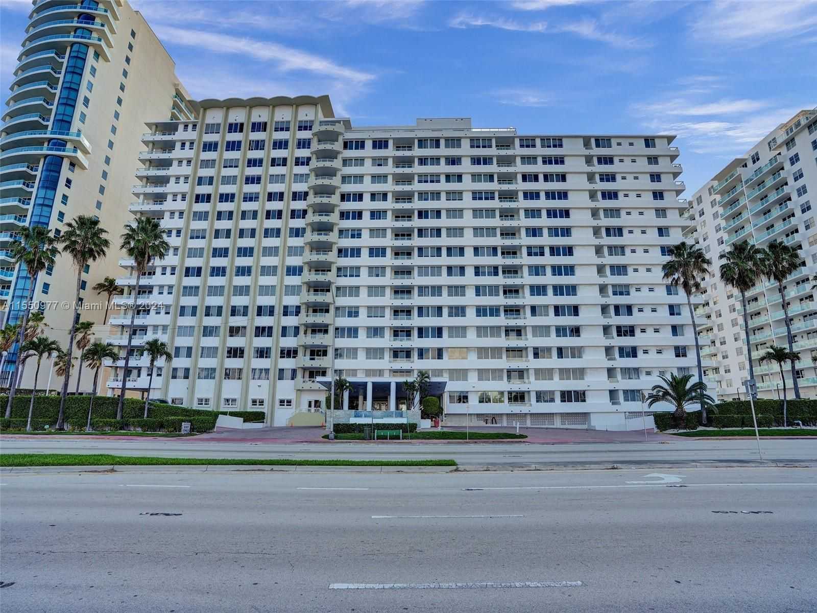 5005 Collins Ave 725-1