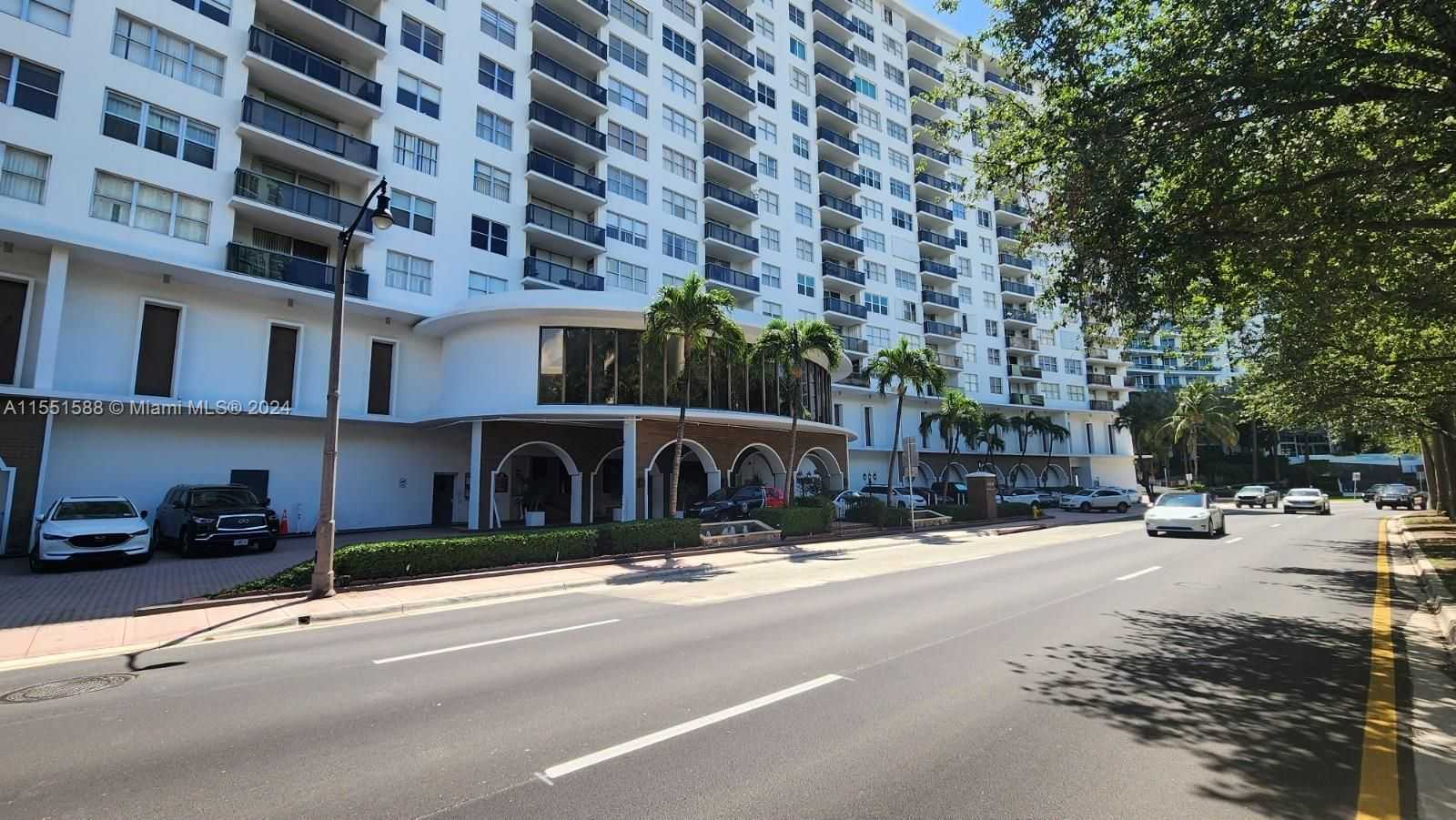 6039 Collins Ave 708-1