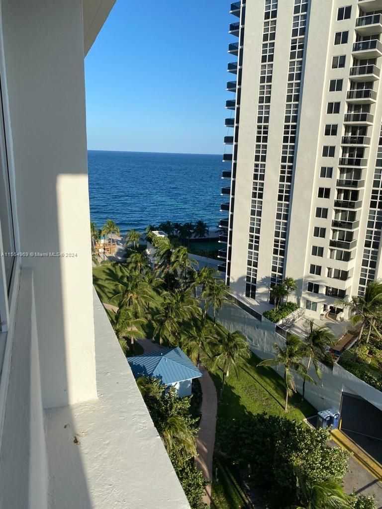 19201 Collins Ave 940-1