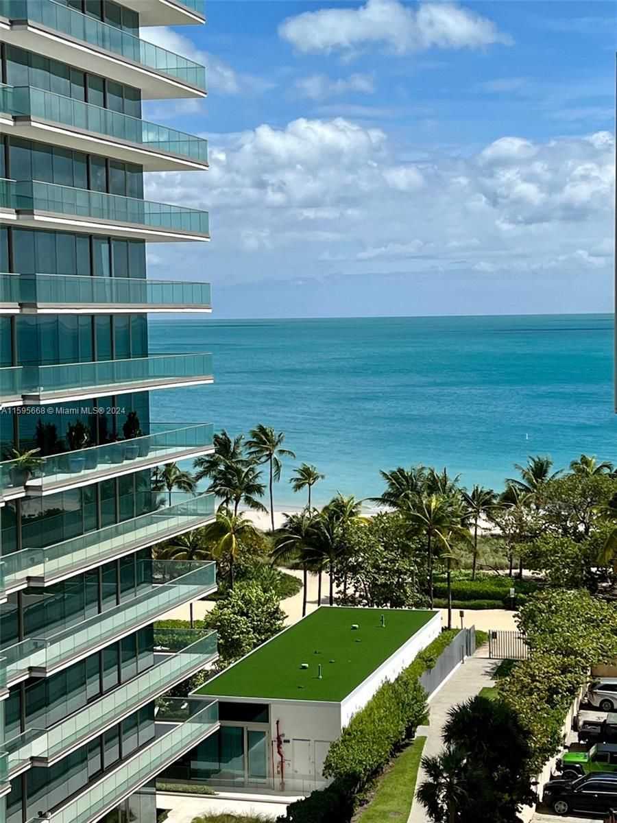 10185 Collins Ave 902-1